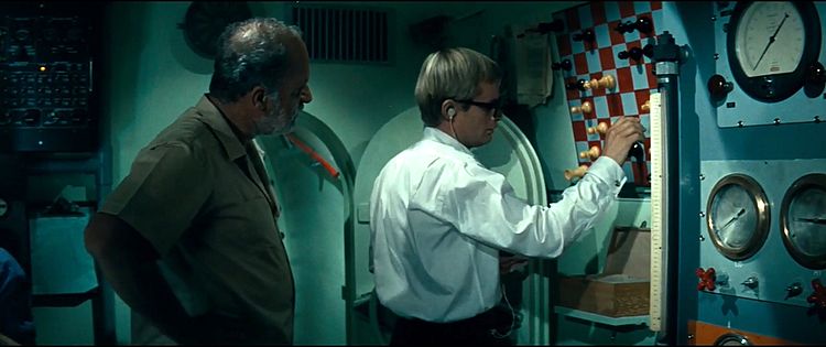 Вокруг света под водой /Around the World Under the Sea/ 1966 (1:25:08 / 1:50:00)