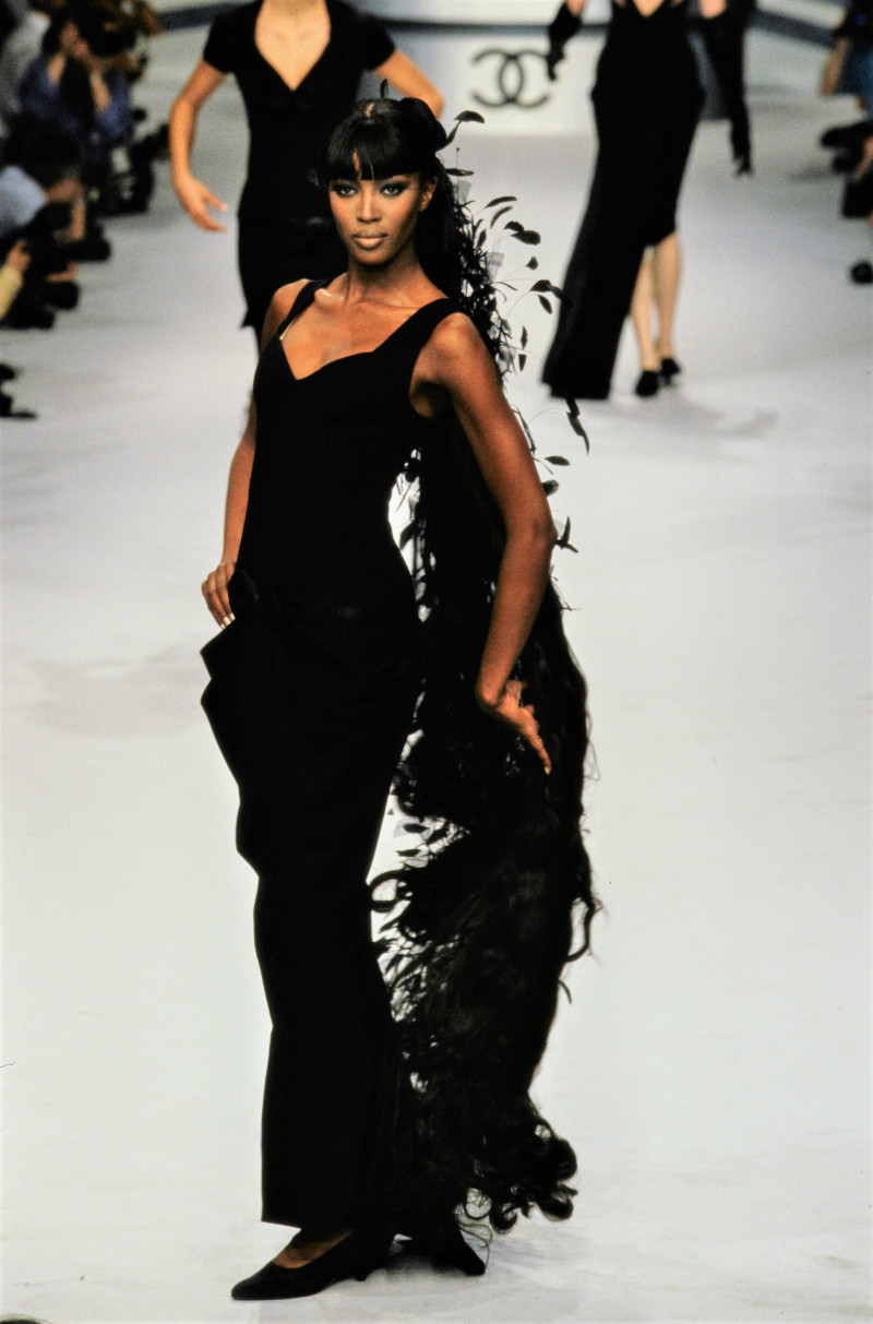 063-chanel-fall-1995-couture-detail-CN10059972-naomi-campbell.jpg