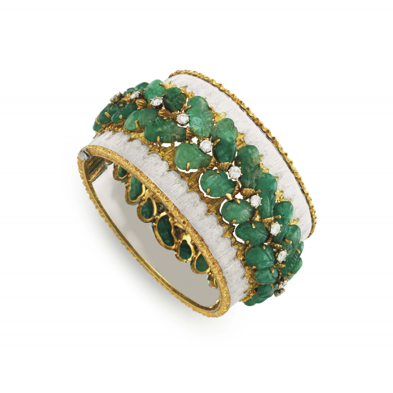2017_NYR_14760_0260_000(an_emerald_diamond_and_bi-colored_gold_bangle_bracelet_by_buccellati095115).jpg