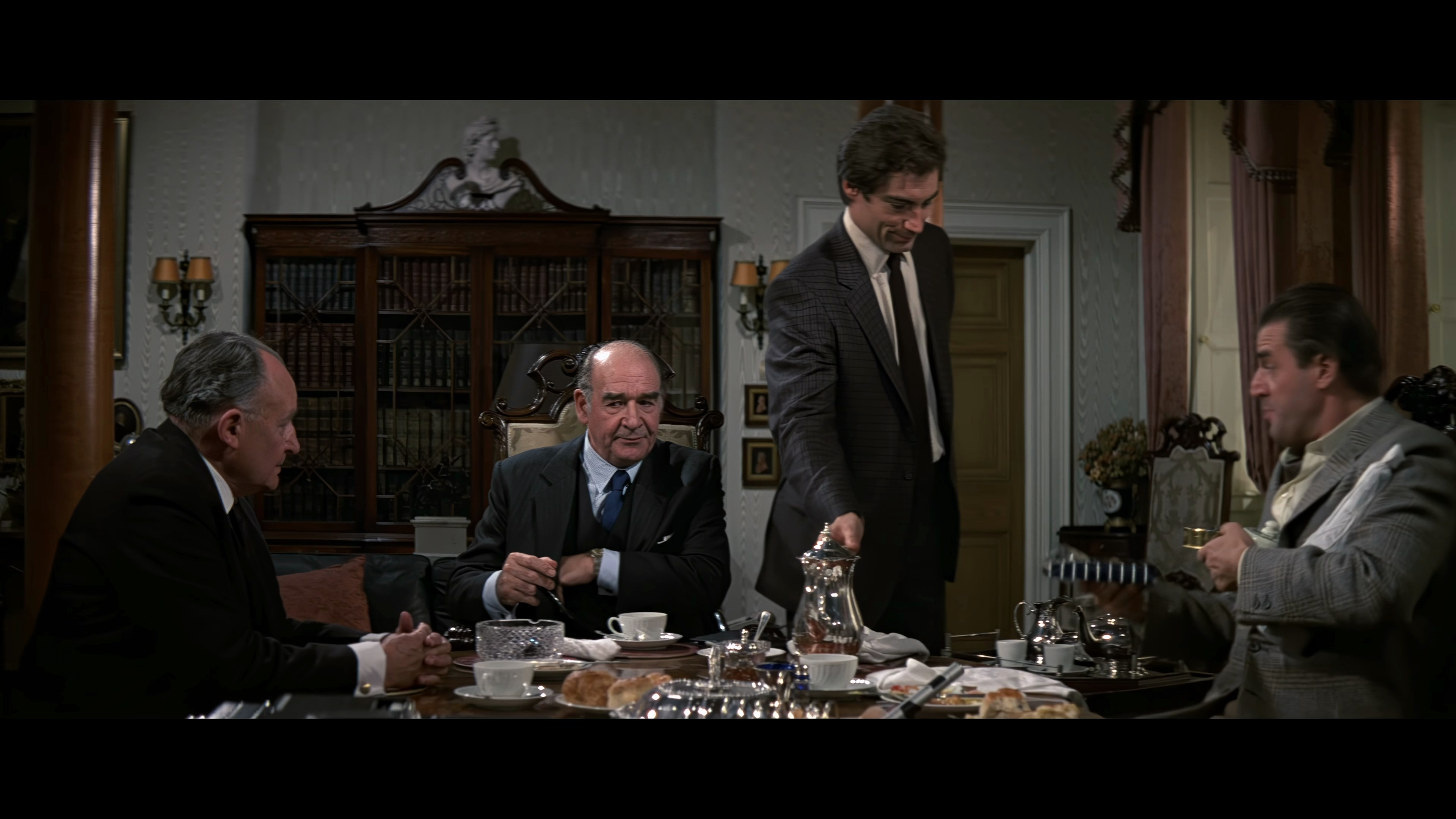 007.1987 The Living Daylights - Искры из глаз 4K.mkv_20230606_104452.881.png