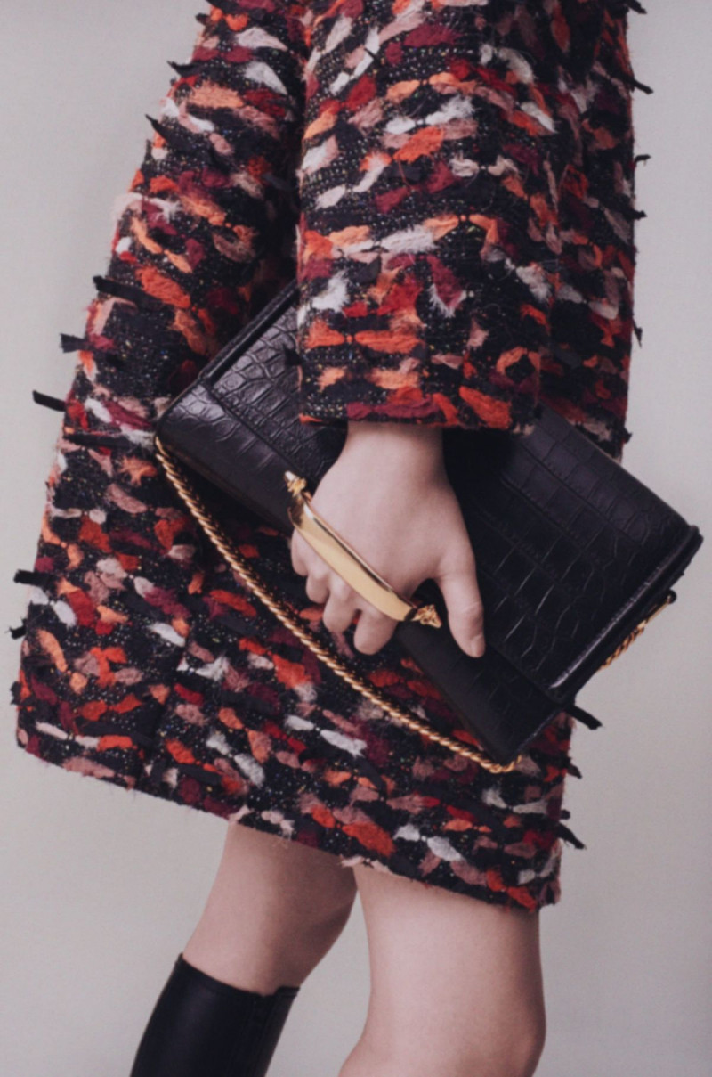 Alexander-McQueen-pre-fall-20-5434-1578994135.jpg