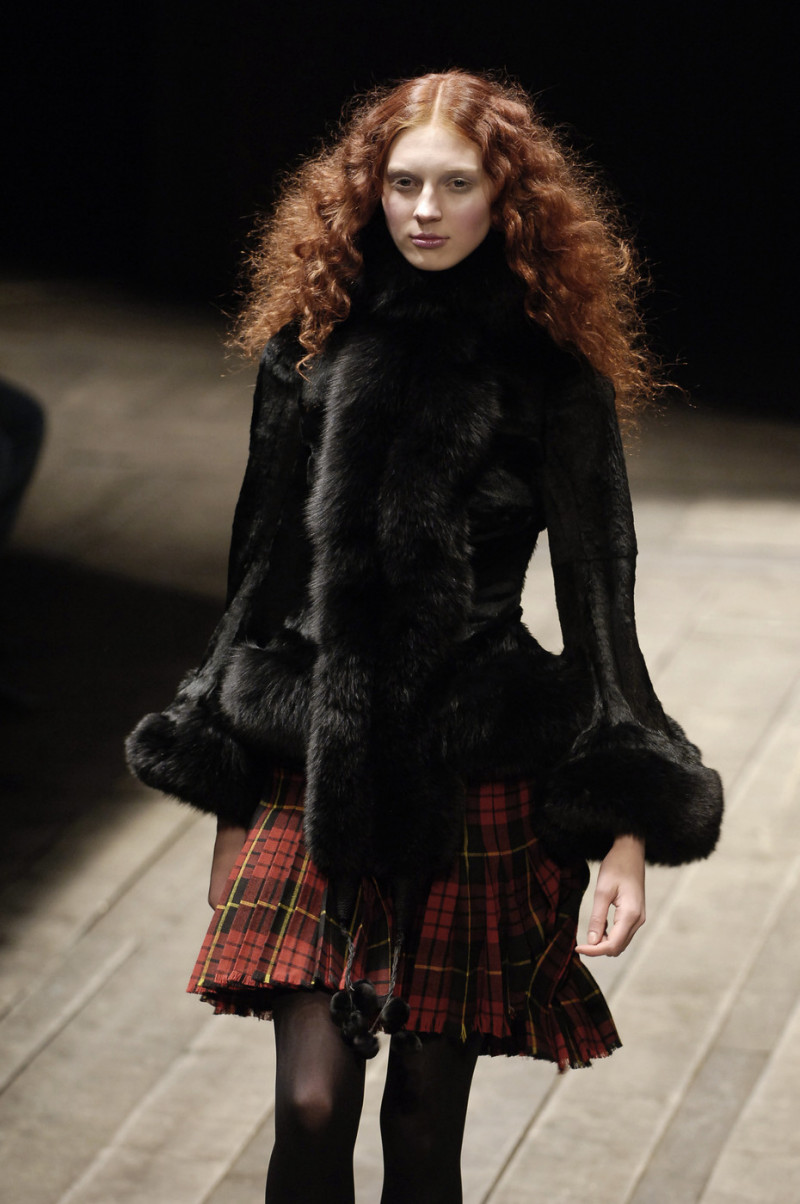 Alexander+McQueen+Fall+2006+Au9isDLz1o-x.jpg
