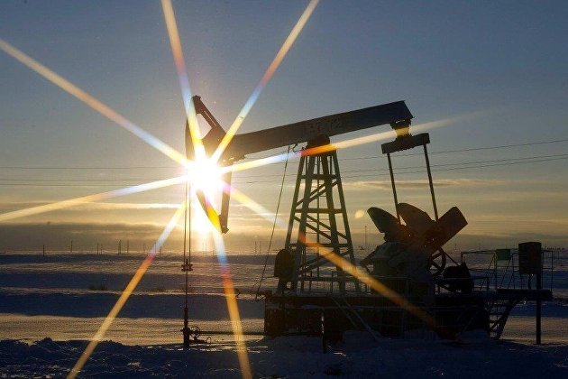 Россия смогла выиграть от сокращения нефтедобычи, утверждает Bloomberg
