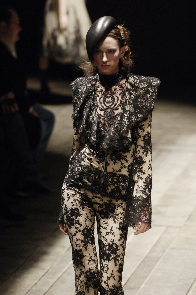 Alexander+McQueen+Fall+2006+5EbiVGhhpaAx.jpg