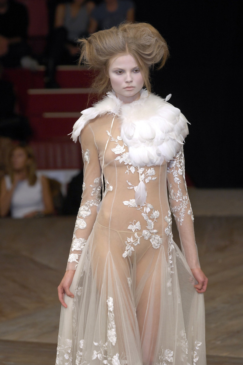 Alexander+McQueen+Spring+2007+5NEITYGFPdrx.jpg