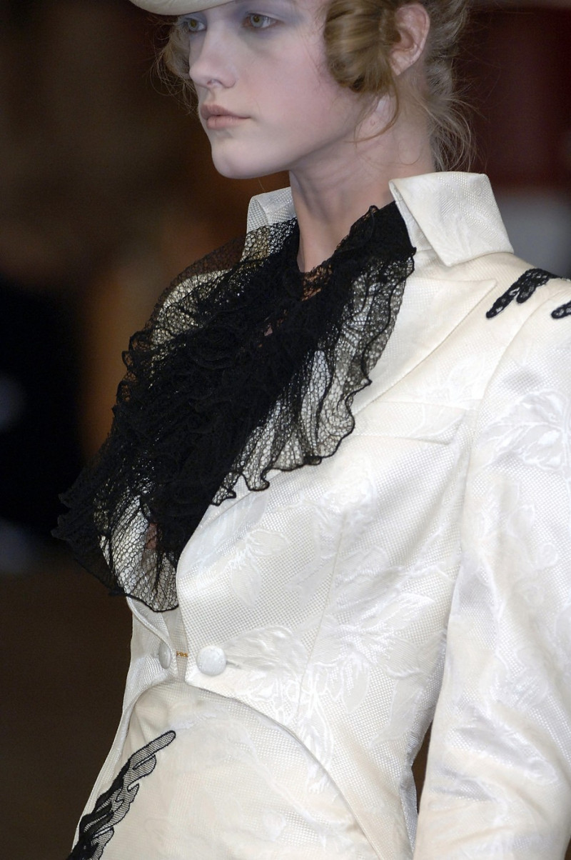Alexander+McQueen+Spring+2007+Details+oM9GuWuPZf4x.jpg