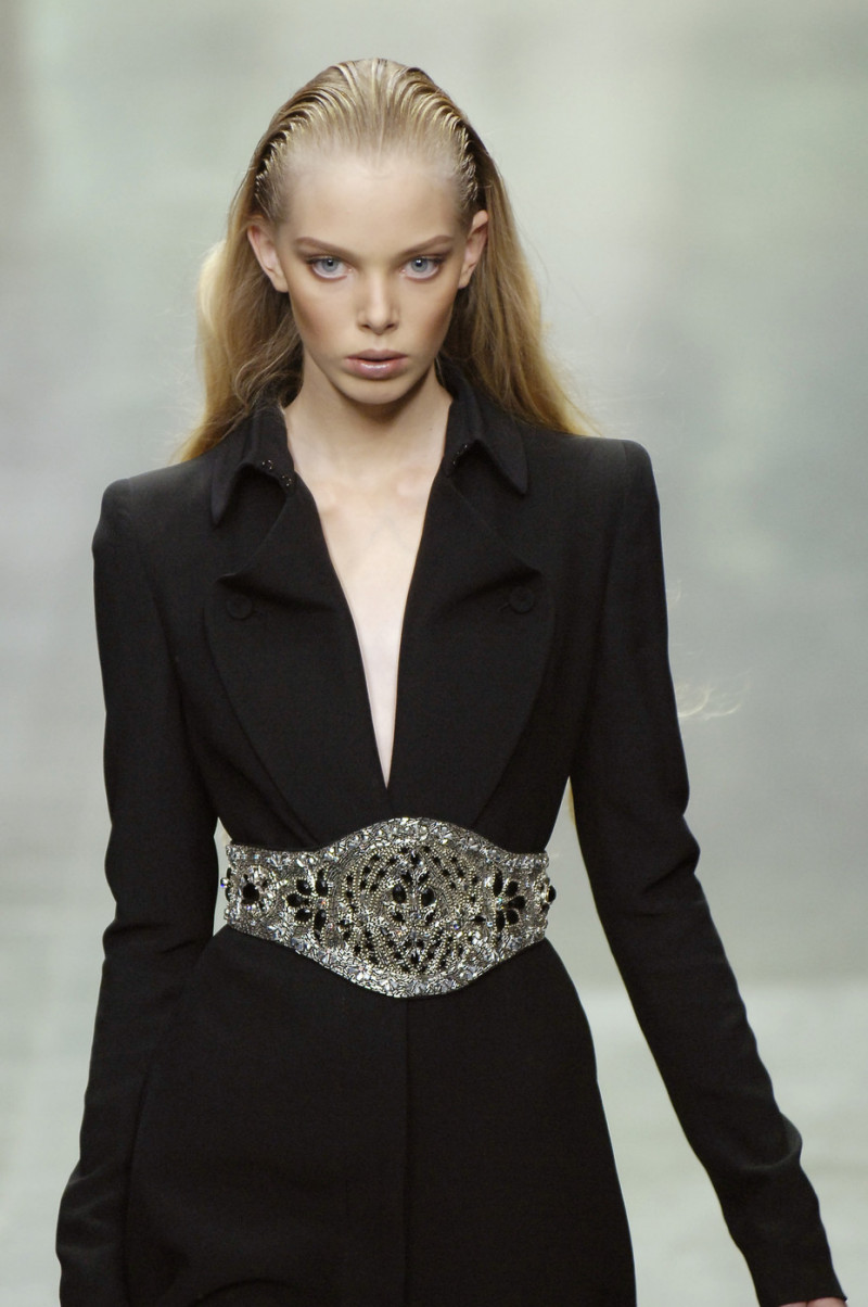 Alexander+McQueen+Spring+2006+RCRk-xdMH2lx.jpg