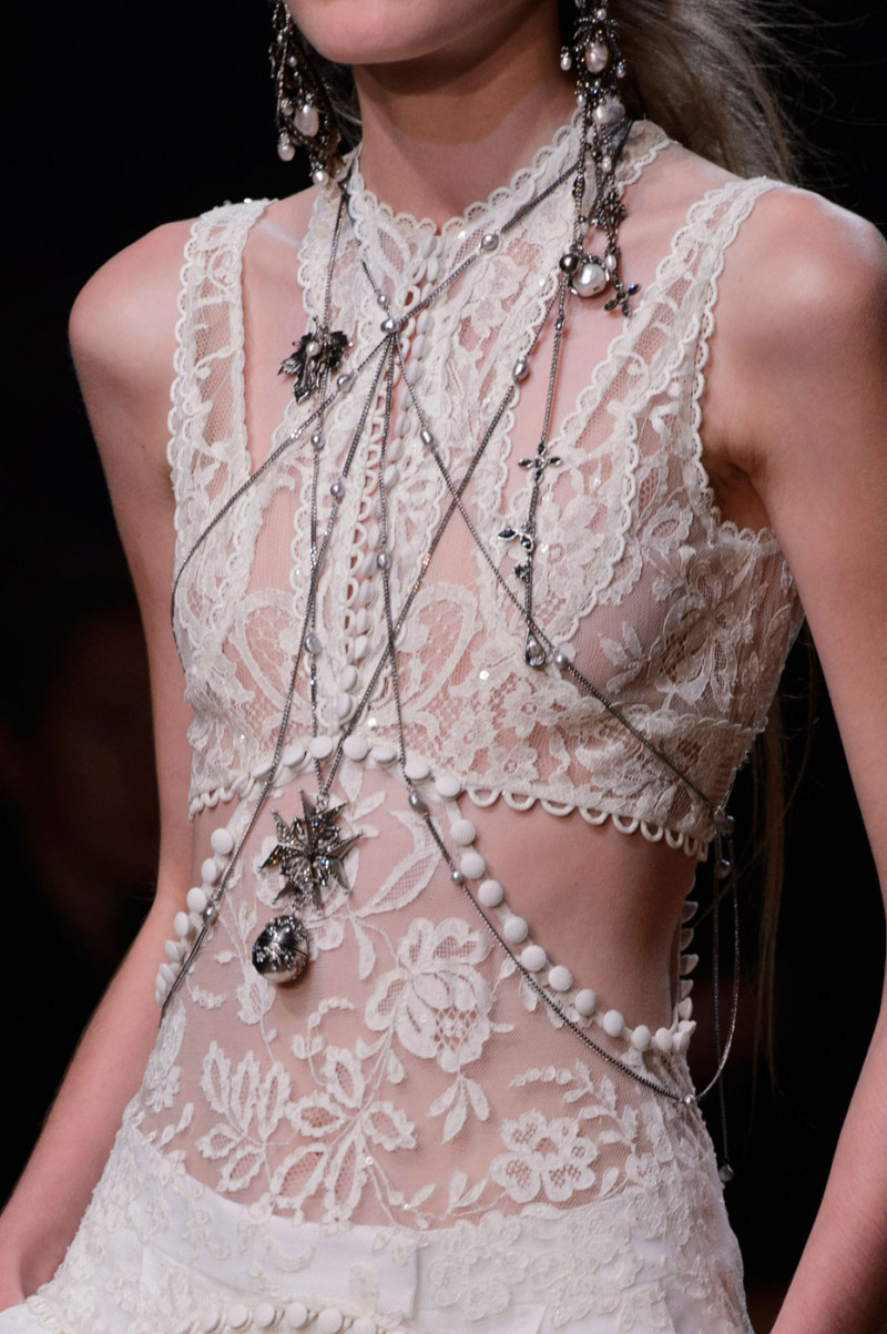 Alexander+McQueen+Spring+2016+Details+6OEkS9wddn8x.jpg