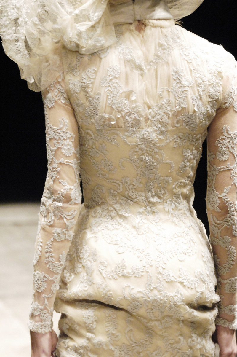 Alexander+McQueen+Fall+2006+Details+1JDhzDHSjmyx.jpg