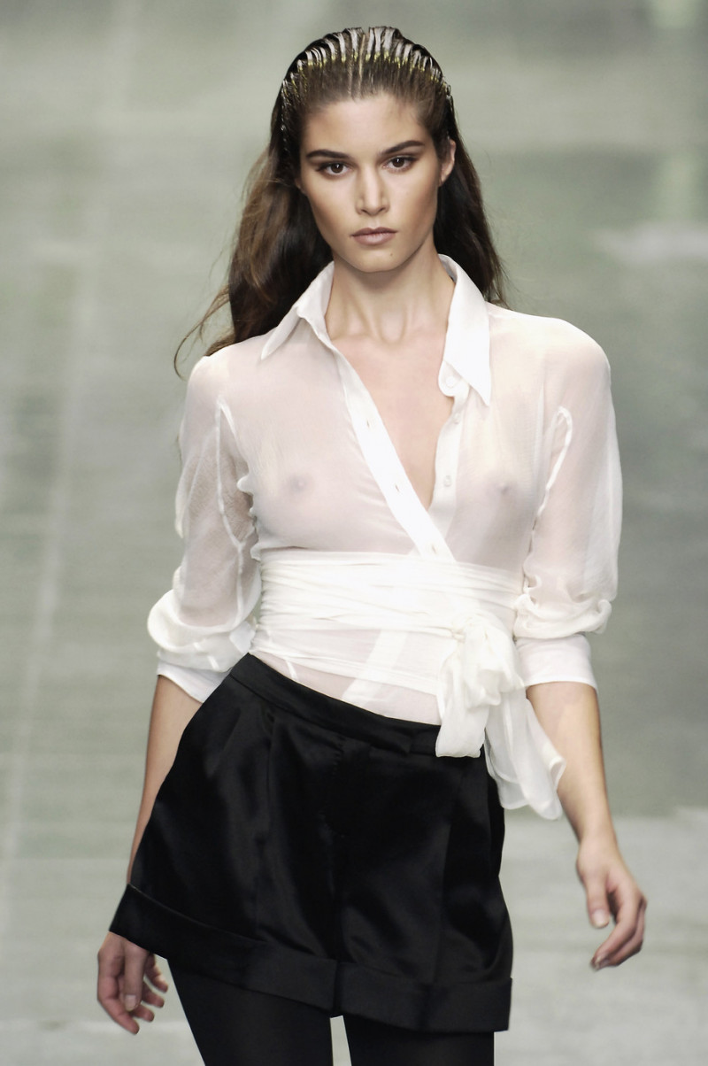 Alexander+McQueen+Spring+2006+LLKe0sQNhOFx.jpg