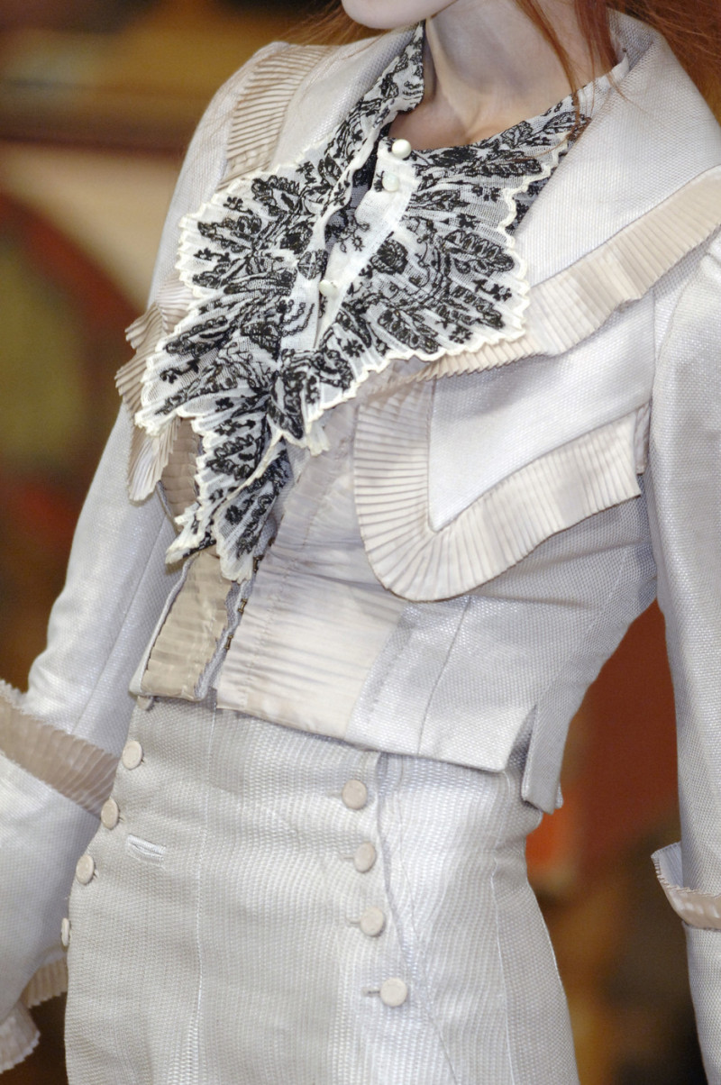Alexander+McQueen+Spring+2007+Details+82-4YtoTuiyx.jpg