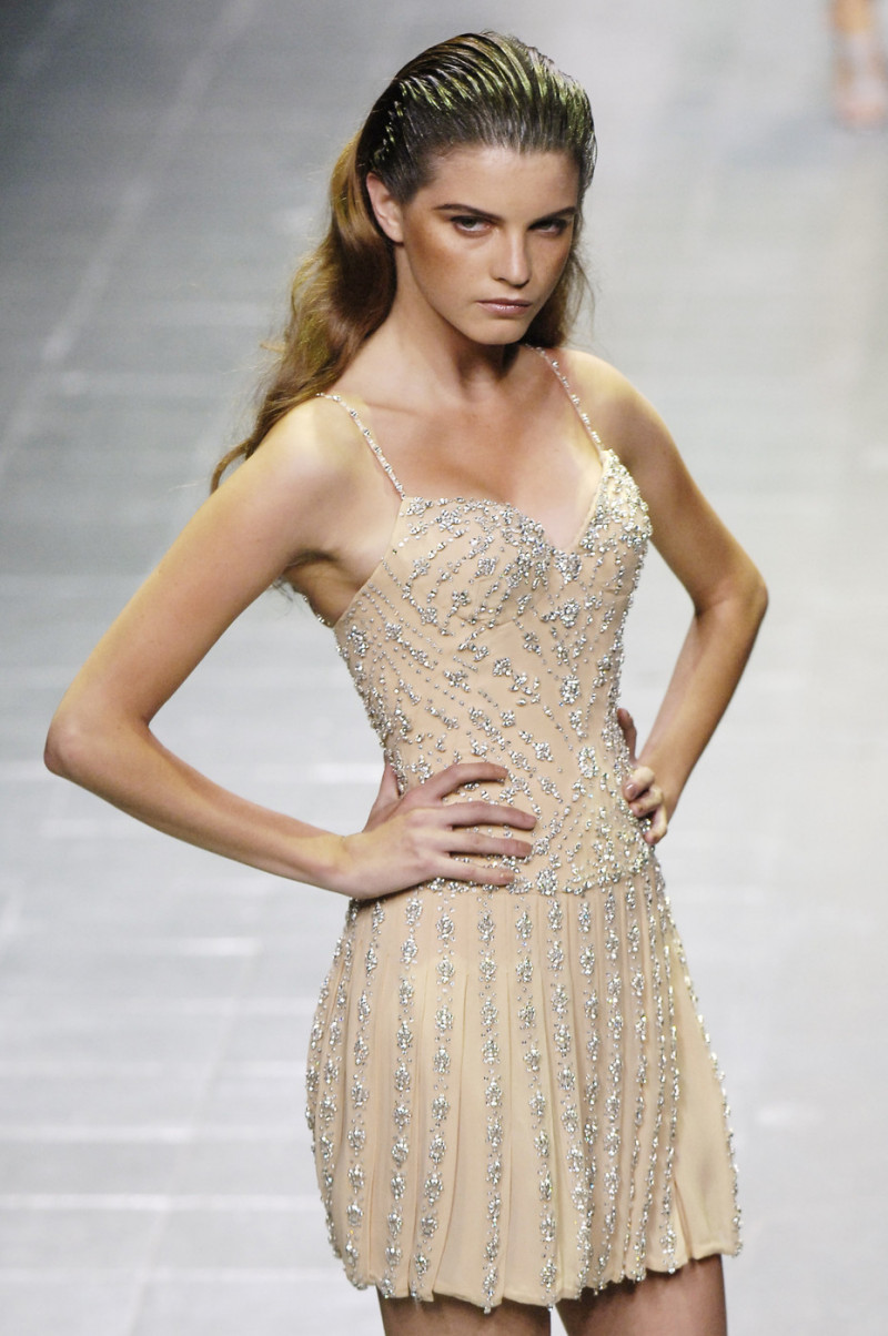 Alexander+McQueen+Spring+2006+G6oIRdU_3aex.jpg