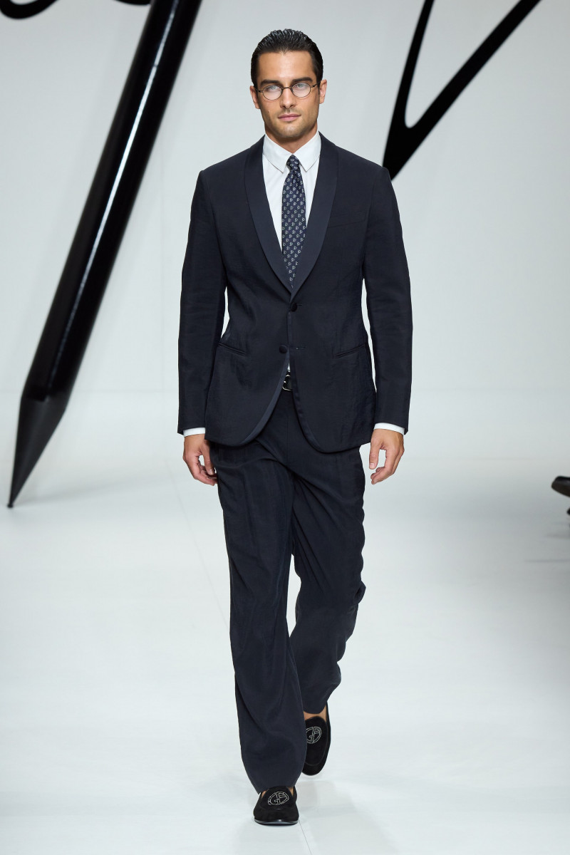 00081-giorgio-armani-spring-2024-menswear-credit-gorunway.jpg