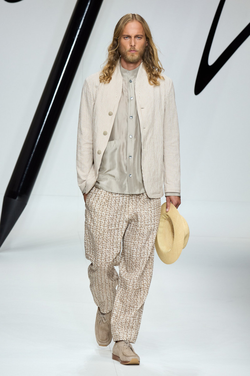 00021-giorgio-armani-spring-2024-menswear-credit-gorunway.jpg