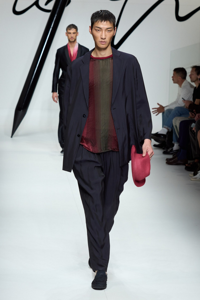 00068-giorgio-armani-spring-2024-menswear-credit-gorunway.jpg
