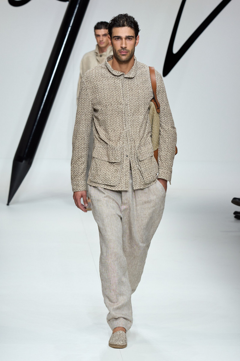 00016-giorgio-armani-spring-2024-menswear-credit-gorunway.jpg