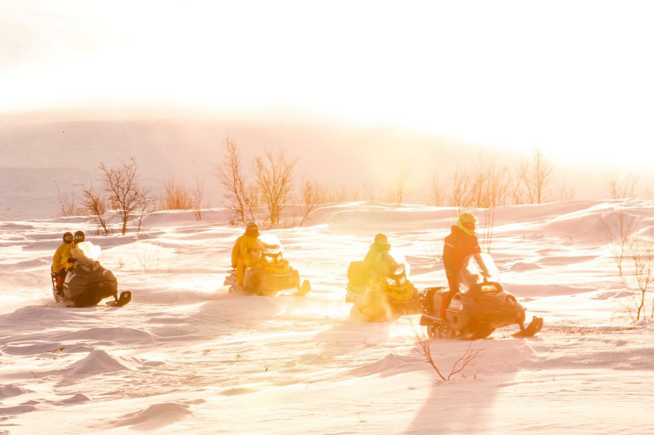 Зимние развлечения на Сахалине: снегоходы, рыбалка на льду и охота за крабами