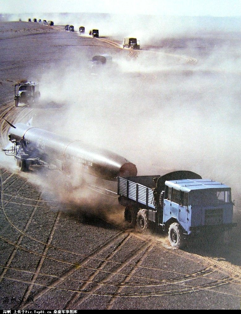 На марше батарея ракеты Dong Feng-2А.jpeg