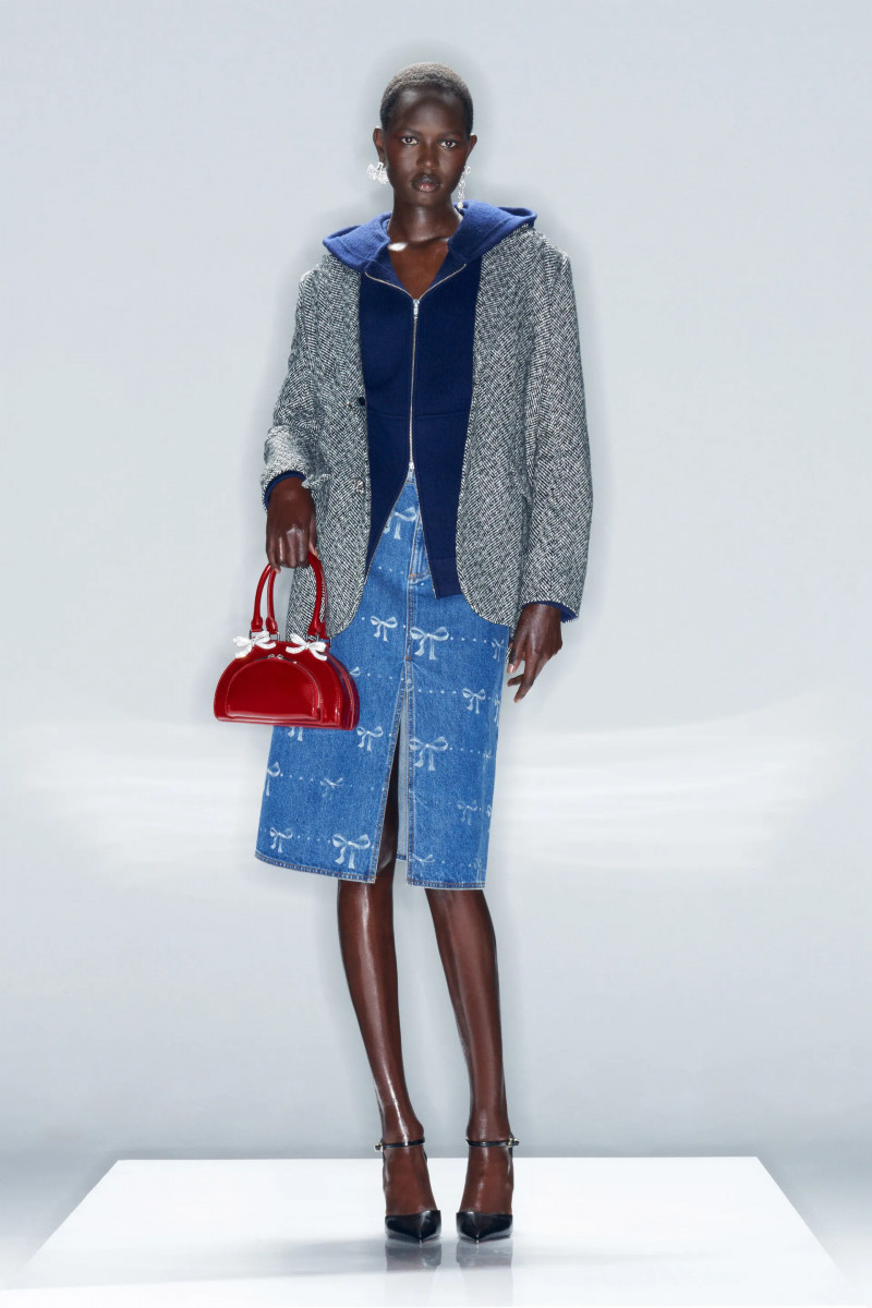 00004-self-portrait-fall-2024-ready-to-wear-credit-brand.webp