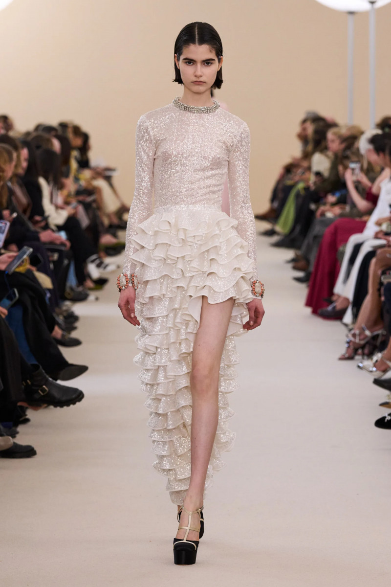 00057-giambattista-valli-fall-2024-ready-to-wear-credit-gorunway.webp
