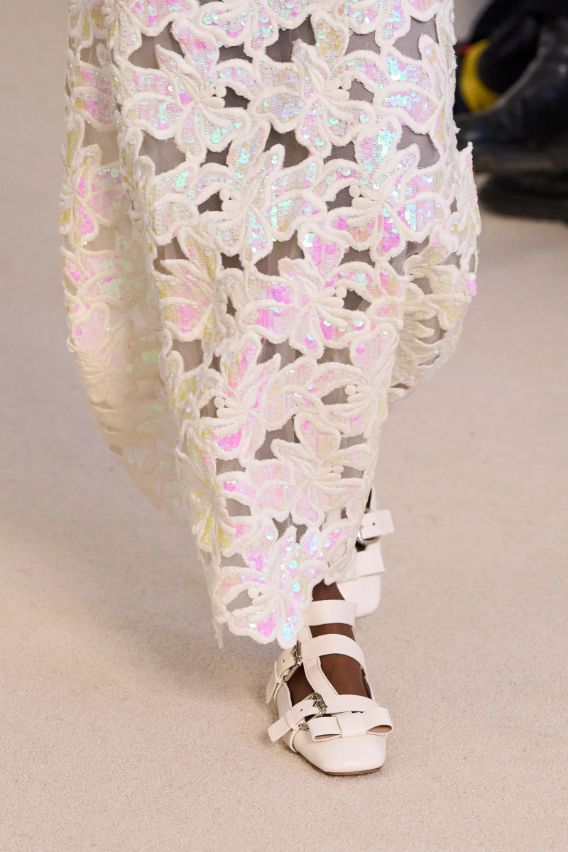 00027-giambattista-valli-fall-2024-ready-to-wear-details-credit-gorunway.webp