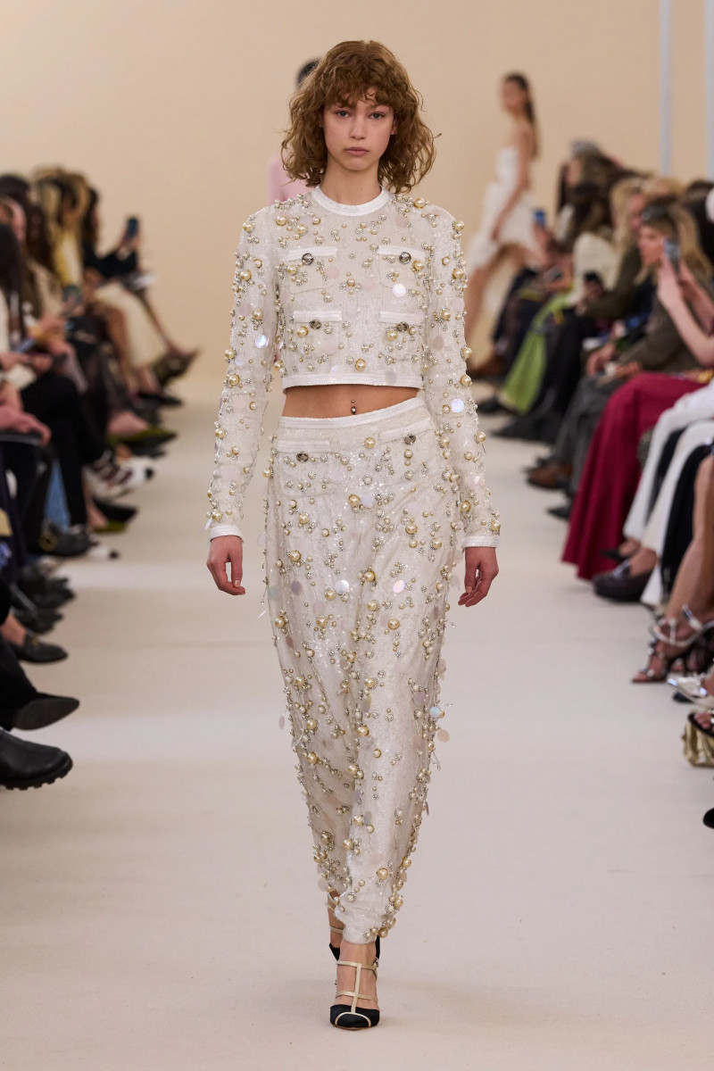 00053-giambattista-valli-fall-2024-ready-to-wear-credit-gorunway.webp