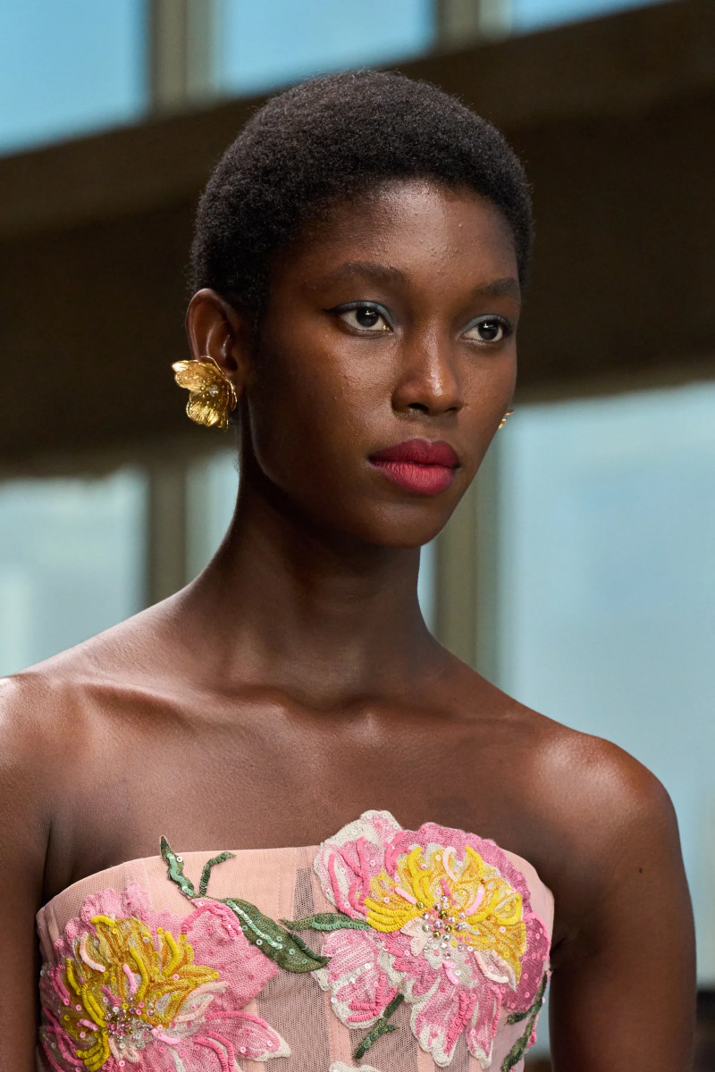 00073-carolina-herrera-detail-fall-2024-ready-to-wear-credit-gorunway.webp