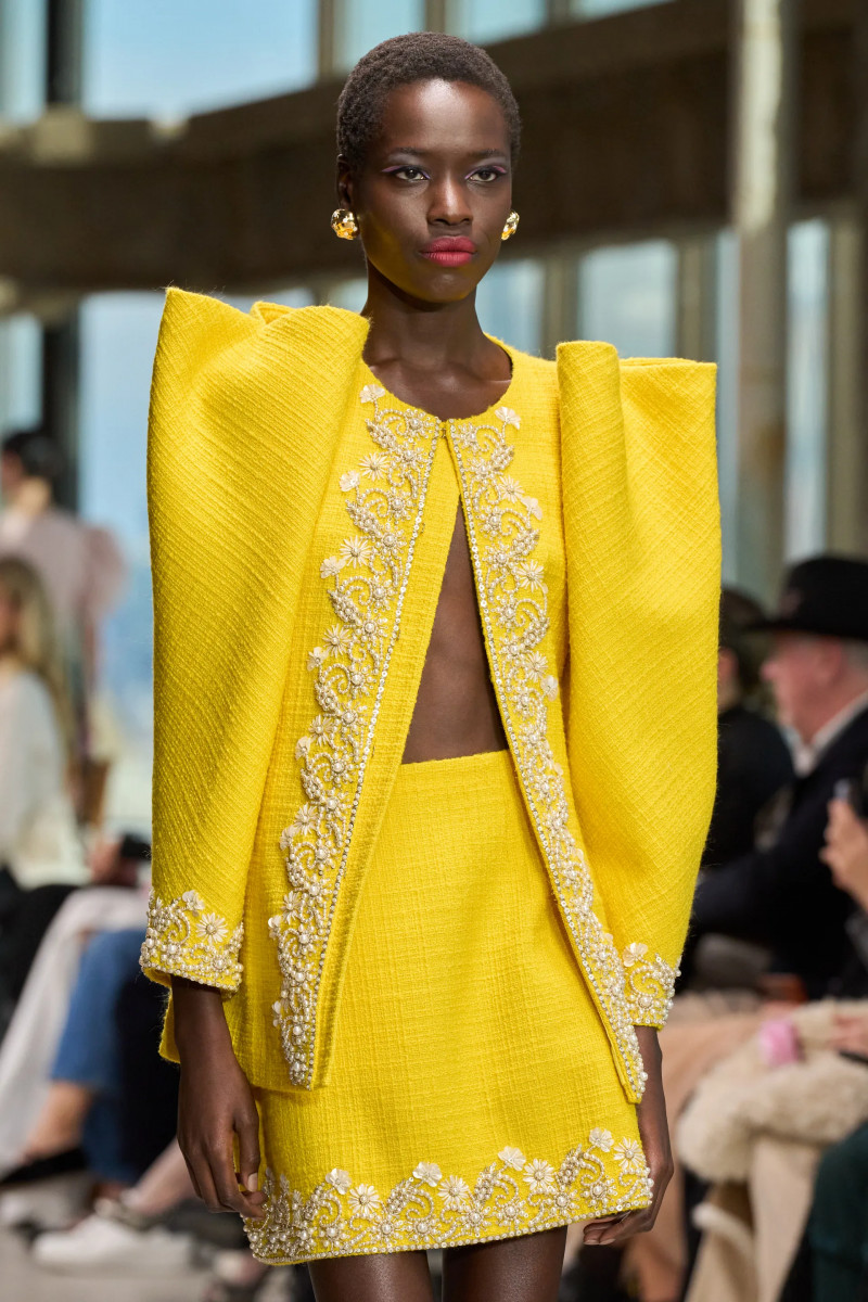 00154-carolina-herrera-detail-fall-2024-ready-to-wear-credit-gorunway.webp