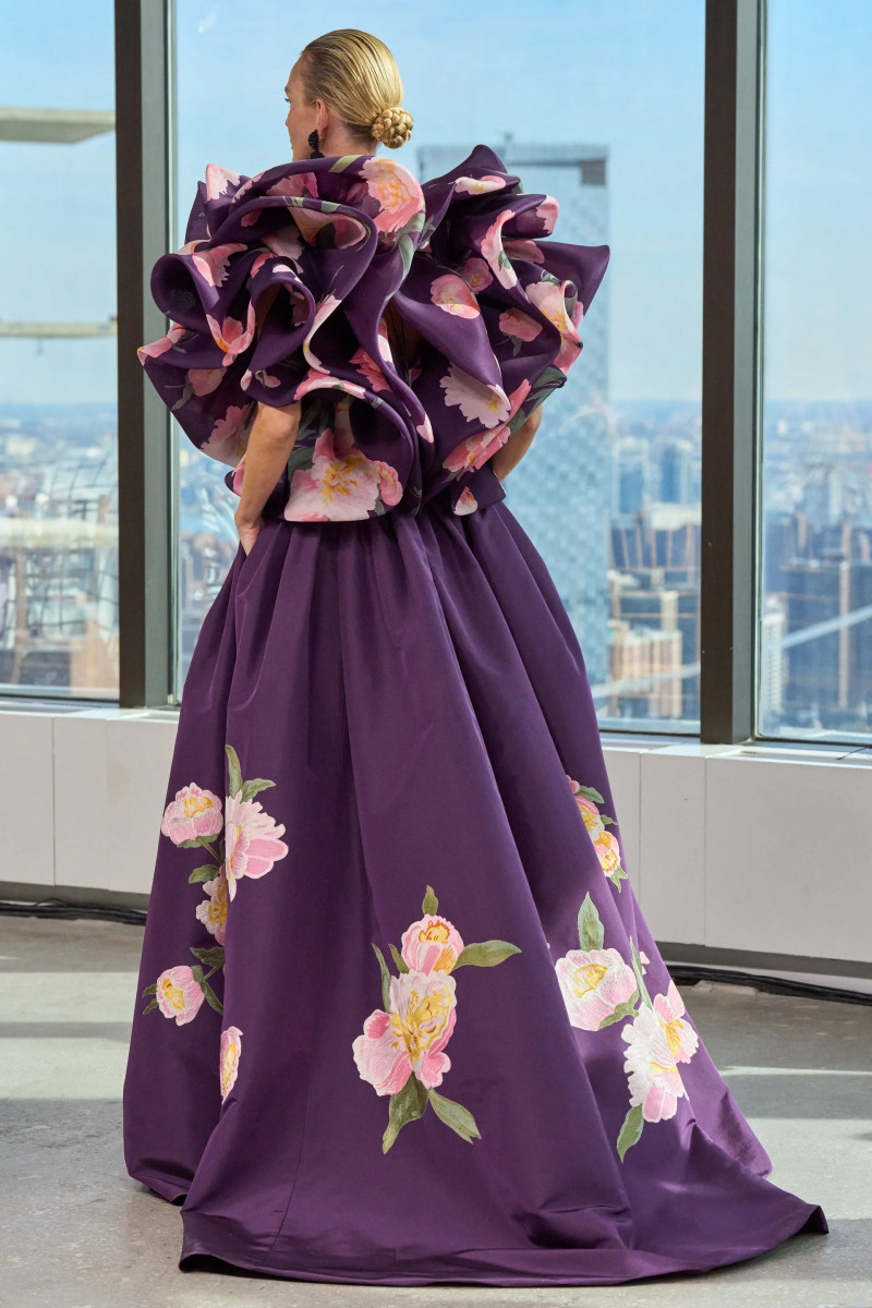 00079-carolina-herrera-detail-fall-2024-ready-to-wear-credit-gorunway.webp