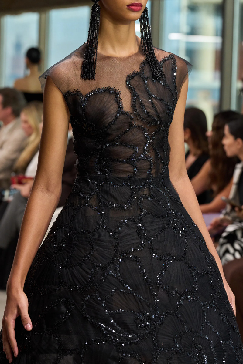 00107-carolina-herrera-detail-fall-2024-ready-to-wear-credit-gorunway.webp