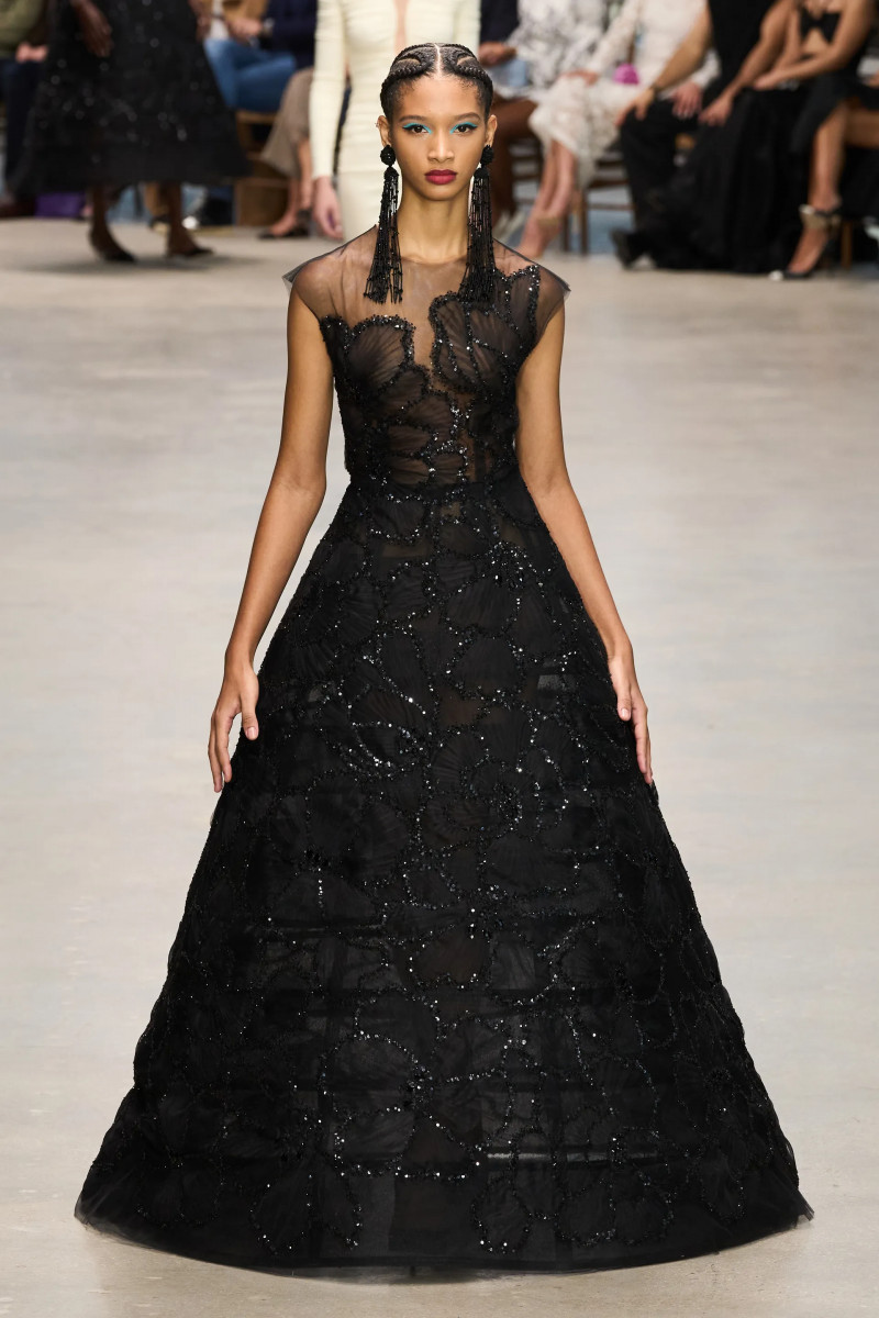 00041-carolina-herrera-fall-2024-ready-to-wear-credit-gorunway.webp