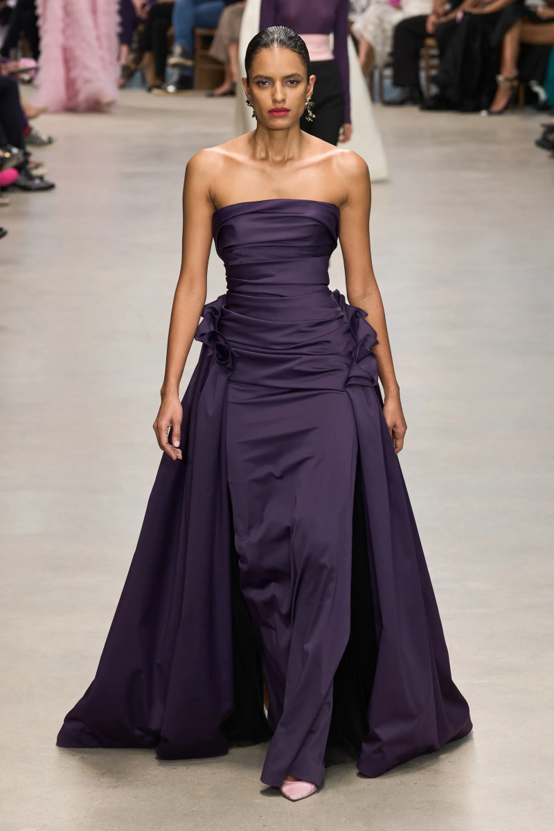 00034-carolina-herrera-fall-2024-ready-to-wear-credit-gorunway.webp