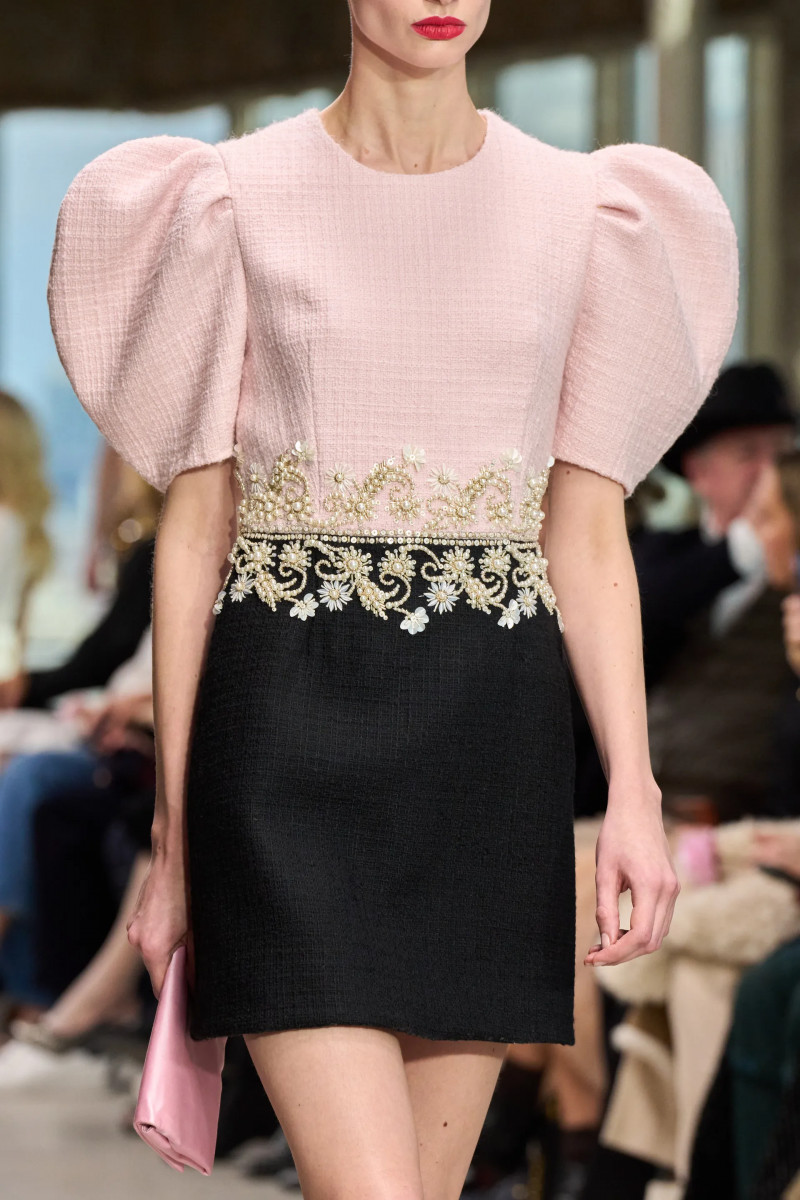 00141-carolina-herrera-detail-fall-2024-ready-to-wear-credit-gorunway.webp