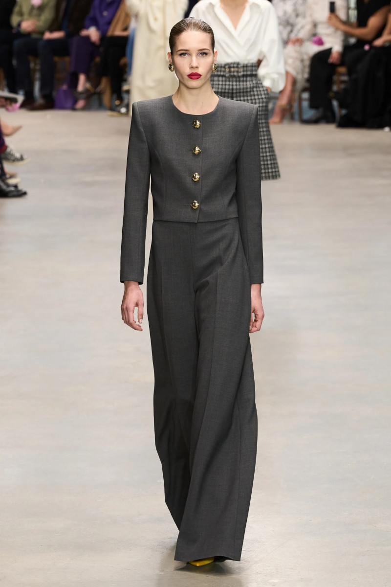 00017-carolina-herrera-fall-2024-ready-to-wear-credit-gorunway.webp
