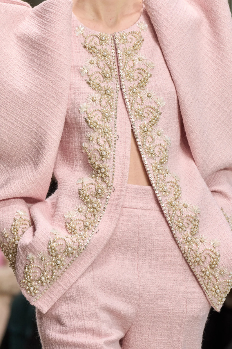 00148-carolina-herrera-detail-fall-2024-ready-to-wear-credit-gorunway.webp
