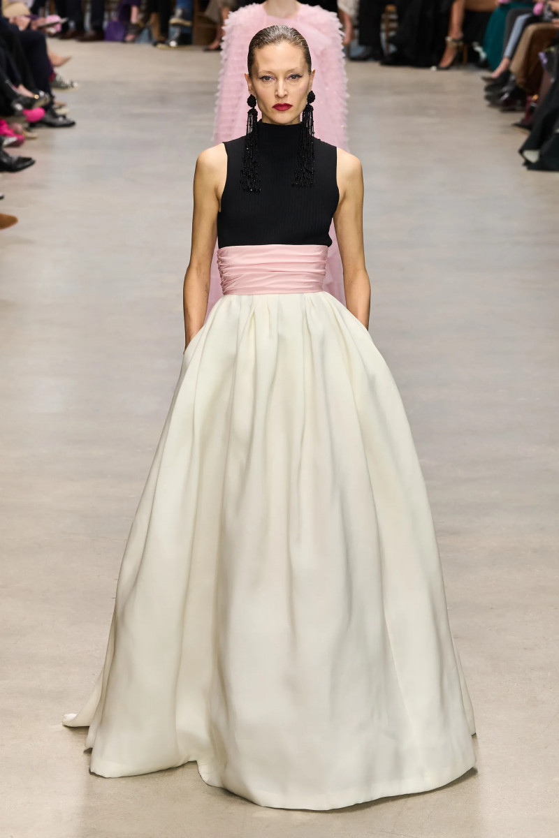 00036-carolina-herrera-fall-2024-ready-to-wear-credit-gorunway.webp