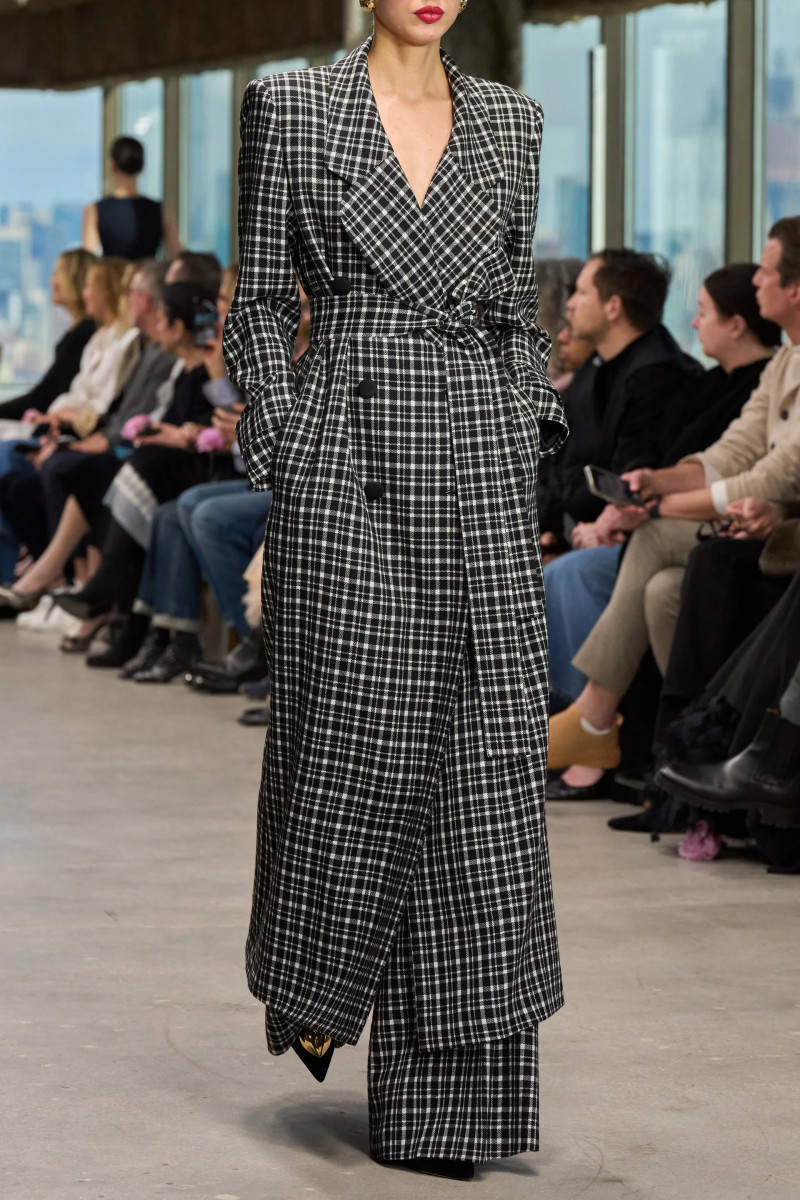 00033-carolina-herrera-detail-fall-2024-ready-to-wear-credit-gorunway.webp