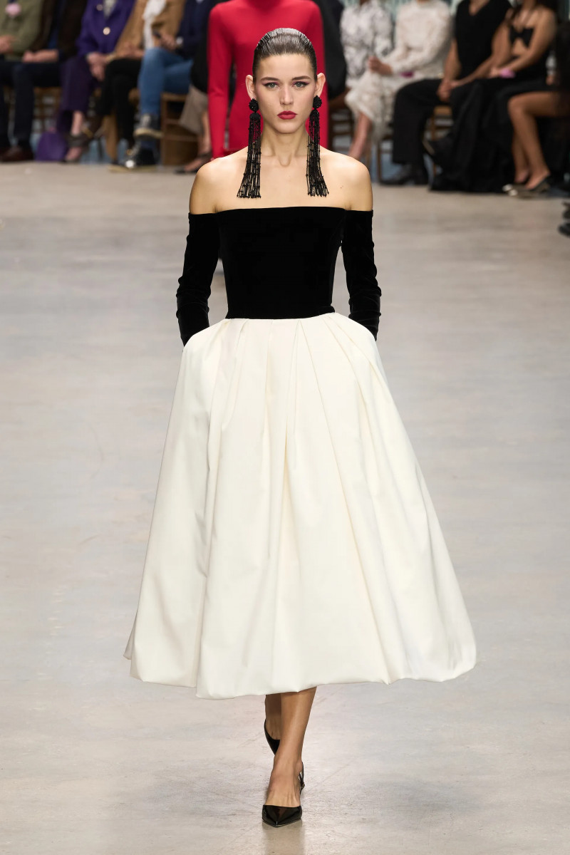 00006-carolina-herrera-fall-2024-ready-to-wear-credit-gorunway.webp