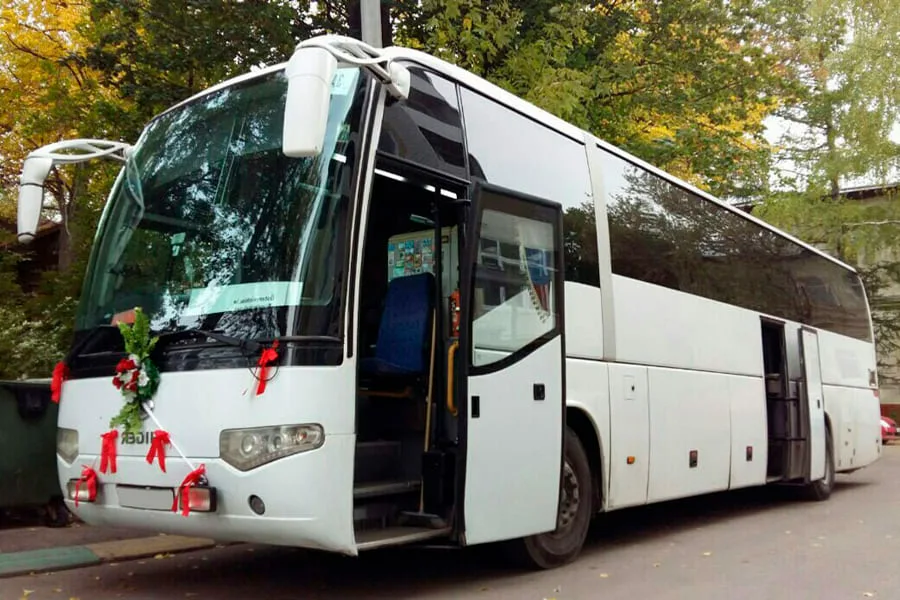 Комфорт и экономия: преимущества аренды микроавтобуса на свадьбу в Москве