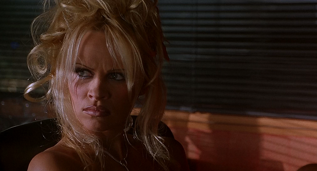 Barb Wire (1996) BDRip-AVC.mkv_snapshot_01.01.21.970.png