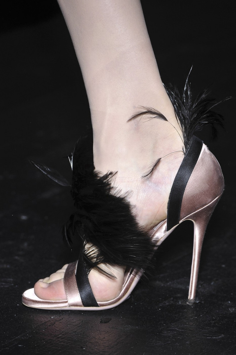 Valentino+Fall+2009+Details+C2icAiEqBVJx.jpg