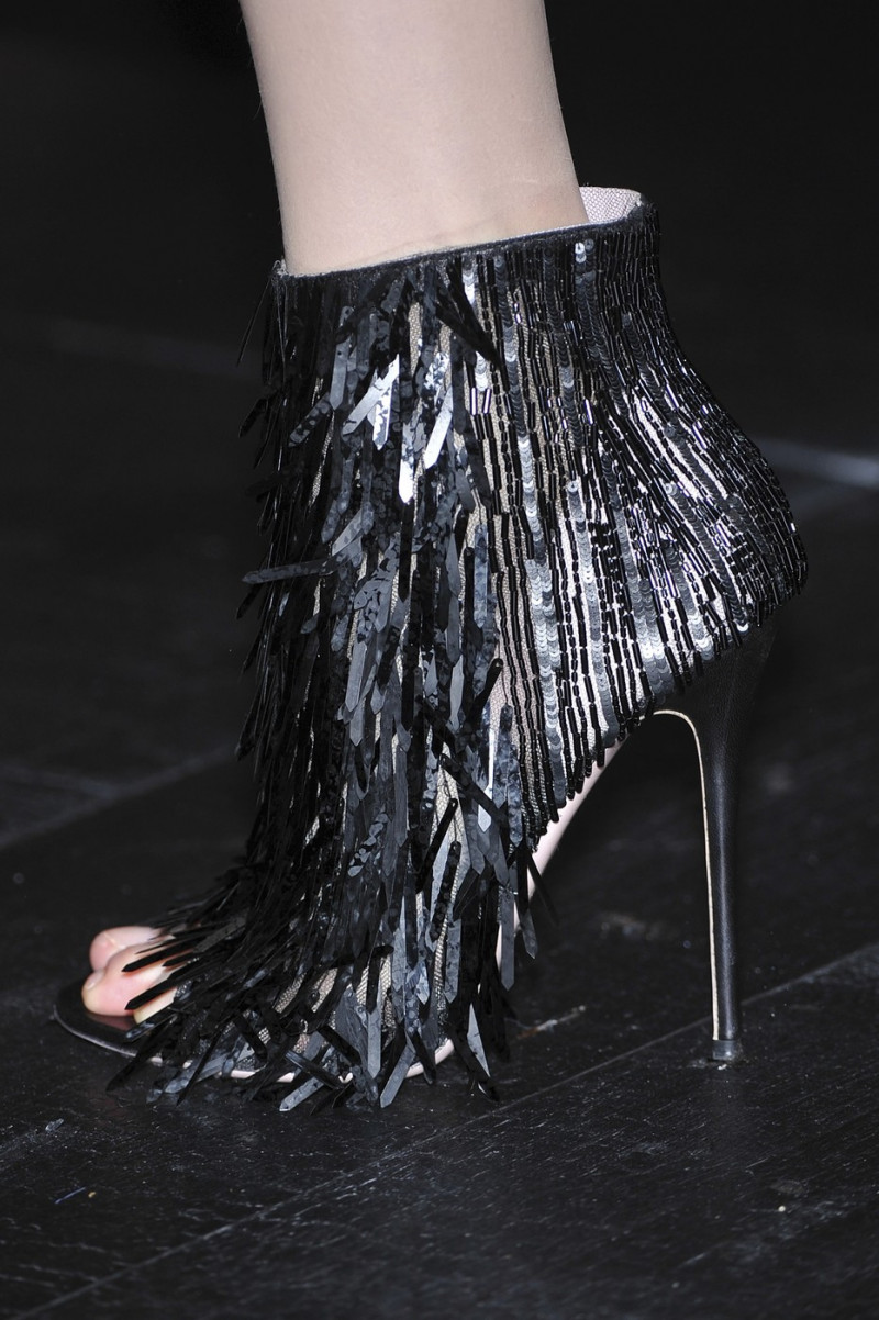 Valentino+Fall+2009+Details+7zUt22GA4ZXx.jpg
