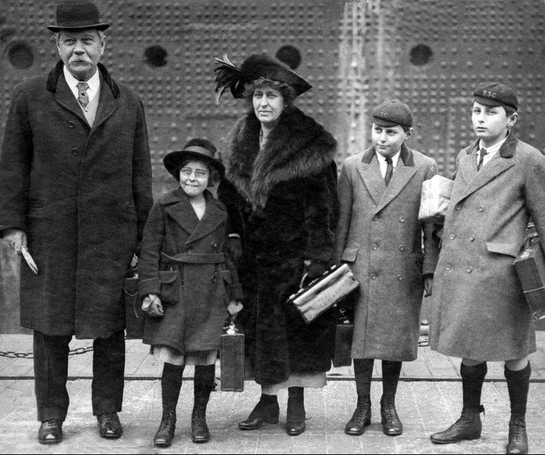 770px-1922-arthur-conan-doyle-and-family-usa.jpg