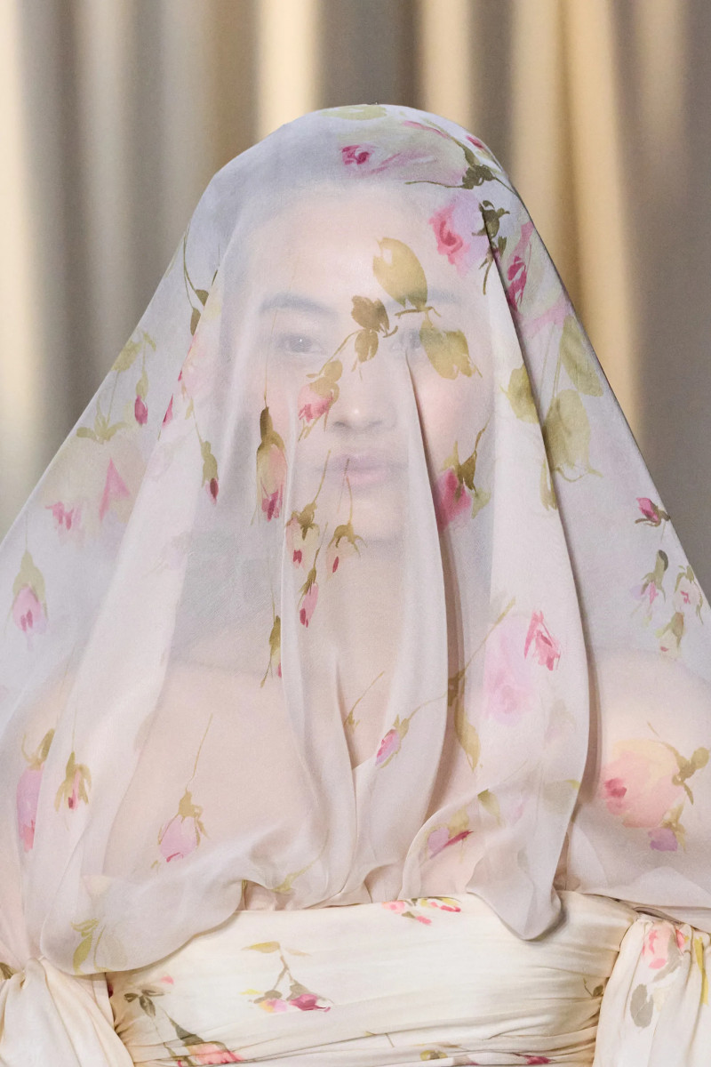 00056-giambattista-valli-fall-2024-couture-details-credit-gorunway.webp