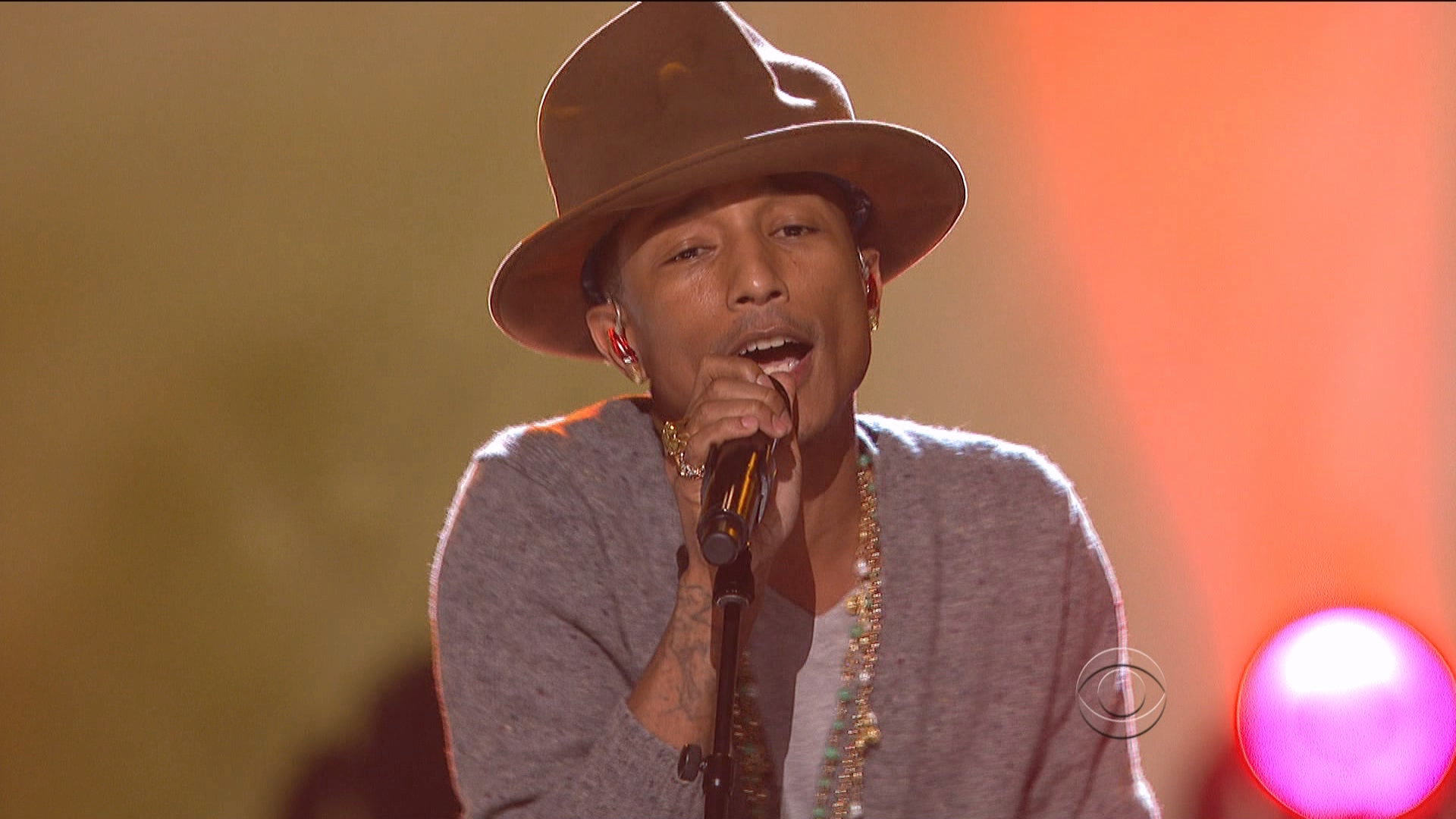 16 Pharrell Williams and Brad Paisley - Here Comes The Sun.ts_20240910_222539.347.png