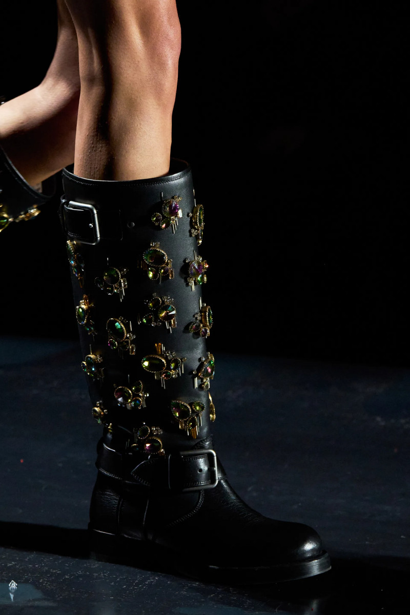 00308-dolce-and-gabbana-fall-2025-ready-to-wear-detail-credit-gorunway.webp