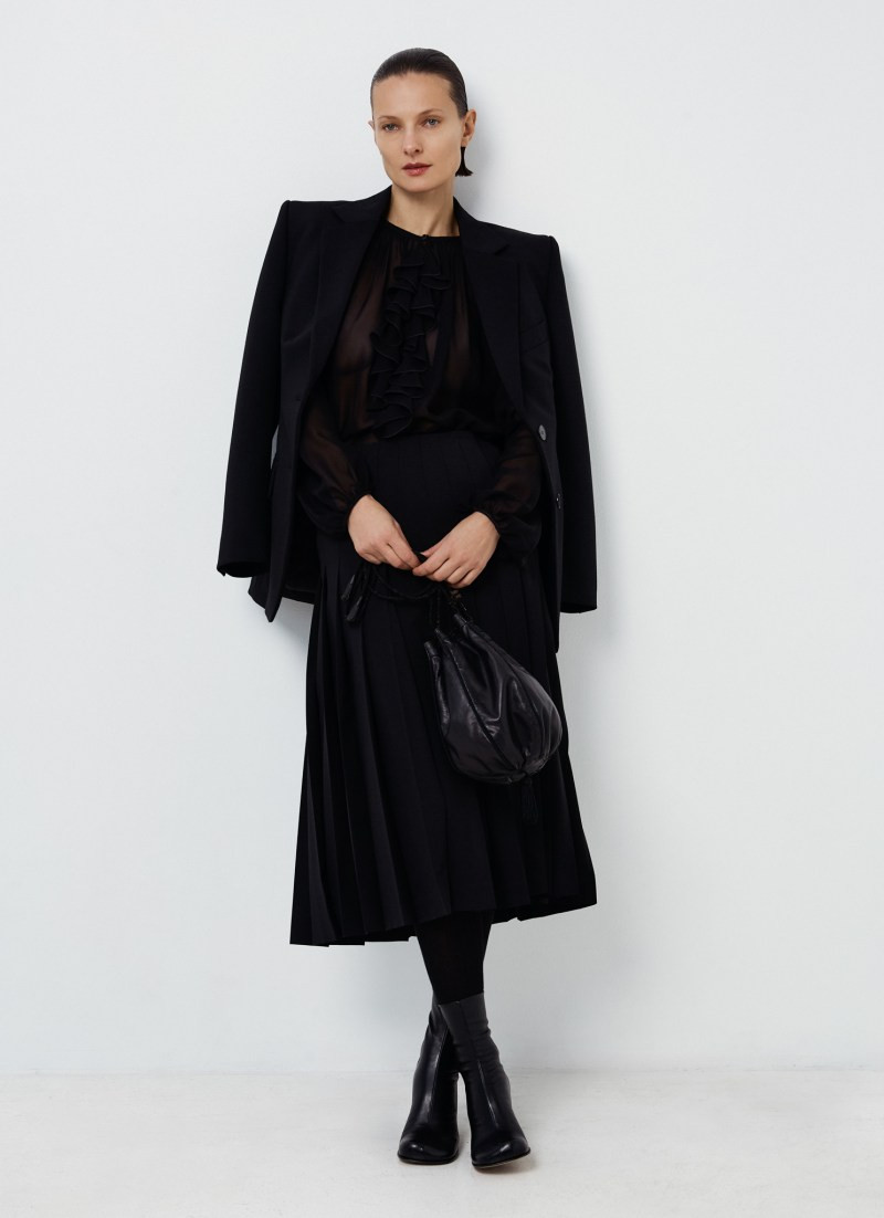 mantu-fall-25-rtw-r-ho-002.jpeg