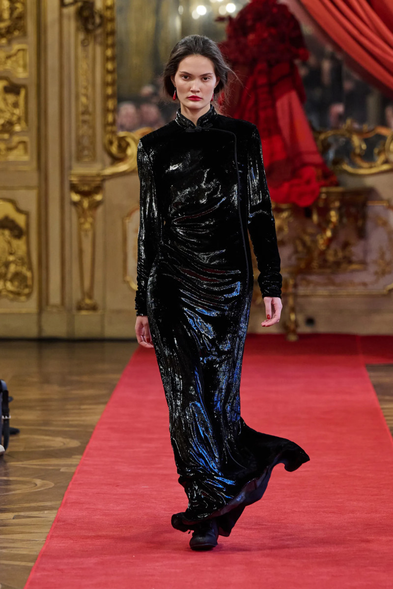 00038-hui-fall-2025-ready-to-wear-credit-brand.webp