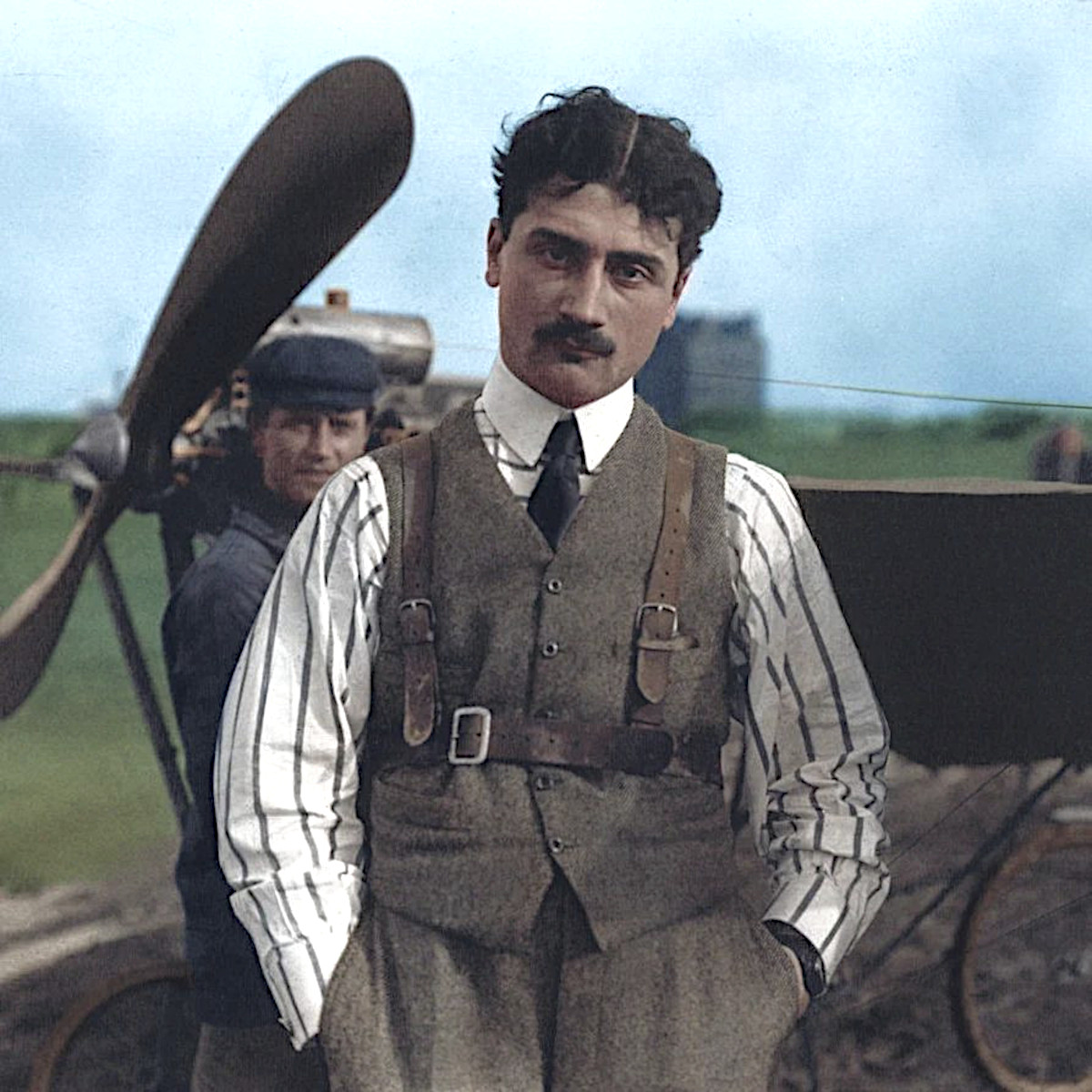 Ролан Гаррос у своего самолёта 1910, колоризованое фото.jpg