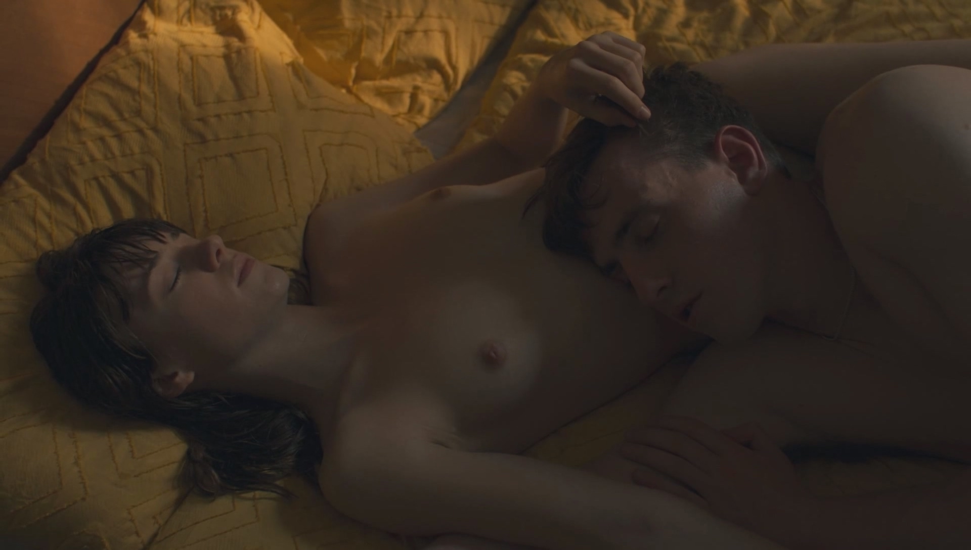 Edgar Jones Daisy Normal People s01e05-04.mp4_000331.530.jpg.